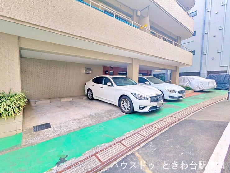 出し入れがスムーズな平置きタイプの駐車場です。建物下に位置しているため、雨の日でも愛車が濡れにくく、乗り降りの際も快適です。