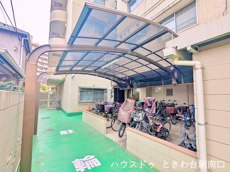 雨風から大切な自転車を守る屋根付きの駐輪場です。広々としたスペースが確保されており、大型のチャイルドシート付き自転車も無理なく駐輪可能です。