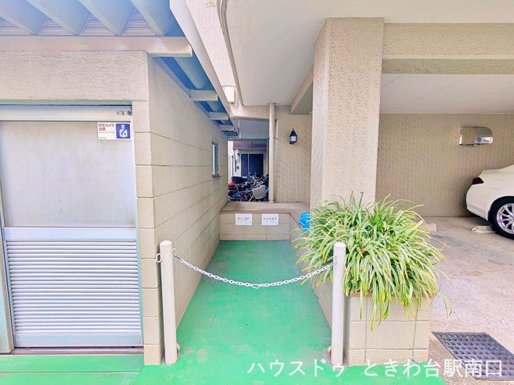 「お客様用駐輪場」「粗大ごみ置き場」として使用可能なスペース。チェーンゲートにより関係者以外の進入を制限しており、多目的な活用が期待できます。