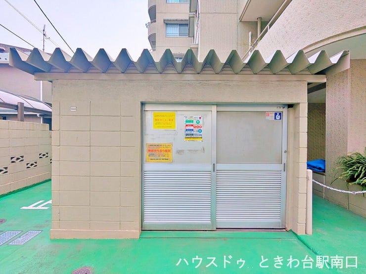 居住者専用のゴミ置き場は、扉付きの堅牢な造りです。分別ルールもしっかりと掲示されており、周辺環境への配慮と管理の質の高さが示されています。