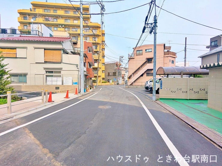 見通しの良い直線道路に面しており、お車の入出庫もスムーズに行えます。穏やかな街並みは、静かな住環境を求める方に適しています。