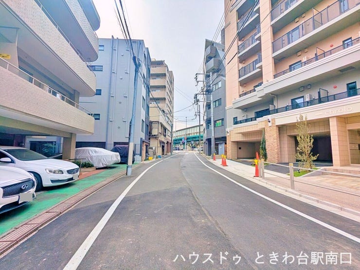 物件前の道路は、視認性が良く開放的な印象です。歩道と車道がしっかりと区別されており、近隣にはマンションも立ち並ぶ落ち着いた住宅街です。