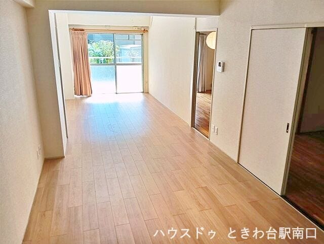 奥行きのある広々としたリビングは、家具の配置がしやすい直線的な間取りです。隣接する洋室の戸を開放することで、より広大な一体空間としても活用いただけます。ライフスタイルに合わせた柔軟な使い方が可能です。