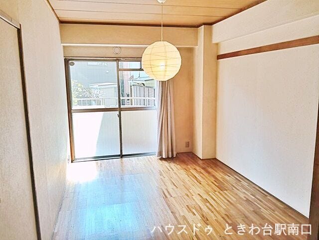 柔らかな光を放つ和モダンな照明が印象的な洋室です。フローリング仕様のため、寝室としてはもちろん、書斎や趣味のお部屋としても適しています。バルコニーに面しており、心地よい風が通り抜ける設計です。