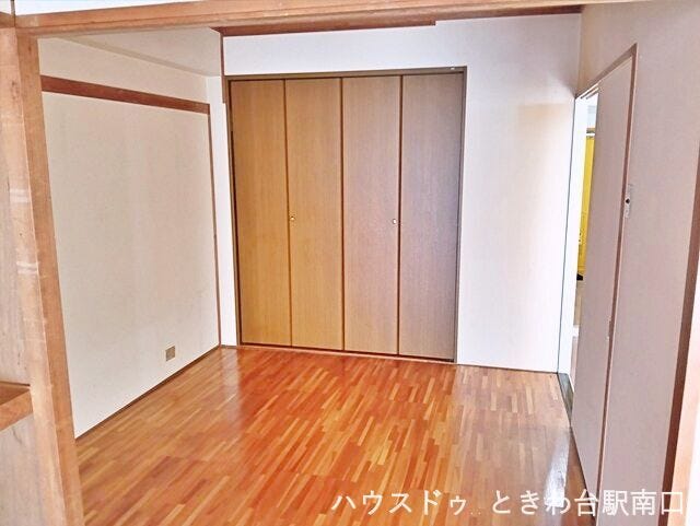 お部屋の整理整頓に重宝する、壁一面の大型クローゼットを備えた洋室です。扉付きの収納は生活感を隠し、お部屋をすっきりと見せてくれます。