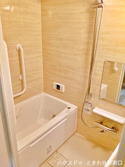 木目調のパネルが高級感を醸し出す、リラックスムード満点の浴室です。手すりが設置されており、幅広い年代の方が安心して入浴できるよう配慮されています。