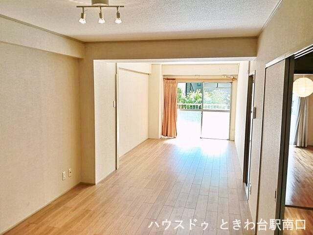 明るい日差しが差し込むリビングダイニングです。温かみのある色合いのフローリングが、お部屋全体を優しい雰囲気に包み込みます。バルコニーへ続く大きな窓があり、開放感のある暮らしを叶えてくれる空間です。