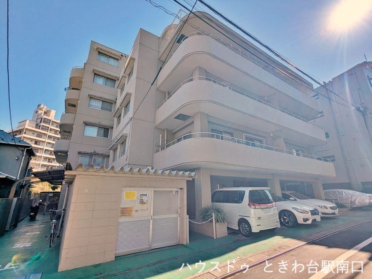 遮るものがなく、陽光をたっぷりとお部屋に採り込める南向きの設計です。ワイドなバルコニーは、お洗濯物を干す際もゆとりがあります。明るく開放感のある暮らしを叶えてくれる住まいです。