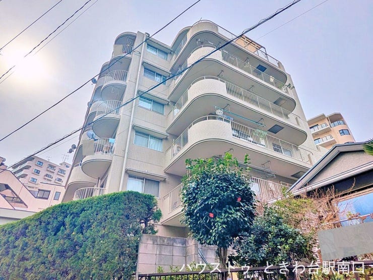 各住戸のプライバシーと通風に配慮した、独立性の高いバルコニー形状が特徴です。周囲の視線を気にせず、心地よい風を感じながらリフレッシュできる空間です。日々の暮らしに潤いを与えてくれます。