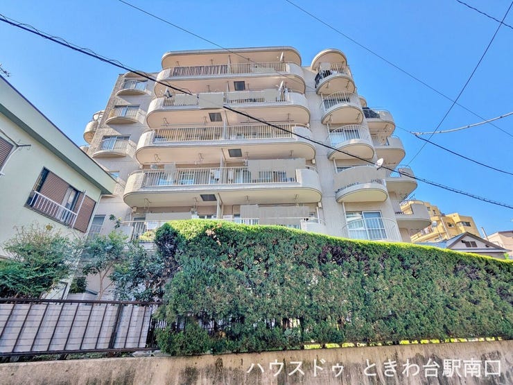 整然と並ぶバルコニーは、管理の良さと建物の風格を物語っています。手すり部分は見通しが良く、防犯面と開放感を両立させています。植栽の緑とも調和し、街並みに彩りを添える美しい意匠です。