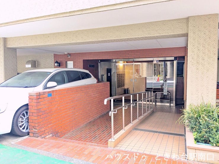 赤茶色のレンガ調タイルが、住まいの顔である玄関に温かみと高級感を添えています。フラットな動線で、毎日のお出かけもスムーズです。