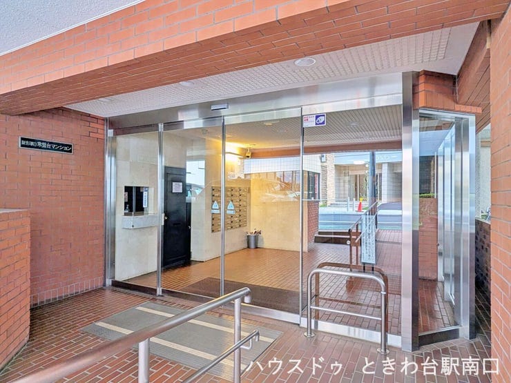 エントランスには手すり付きのスロープが設置されており、ベビーカーや車椅子での移動も容易です。住まう方すべてに優しい設計は、長く安心してお住まいいただけるポイントです。管理体制の良さも伺えます。