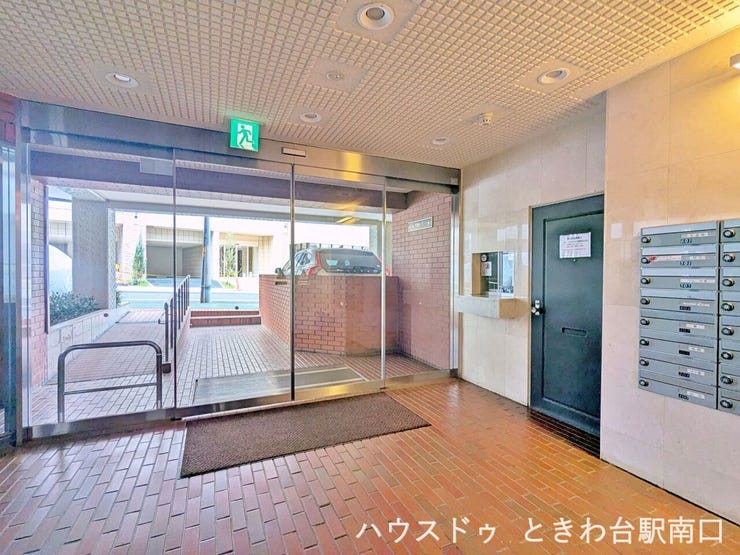 エントランスホール内は、清掃が行き届いた清潔感のある空間です。ガラス越しに外の様子が見通せるため防犯性が高く、開放感もあります。