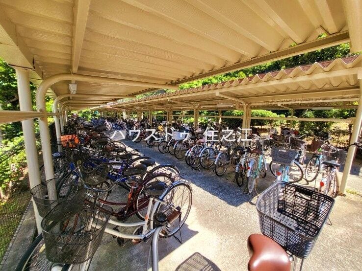 ★屋根付きの駐輪場ですので雨の日も安心。サドルが濡れる事も無いですね!