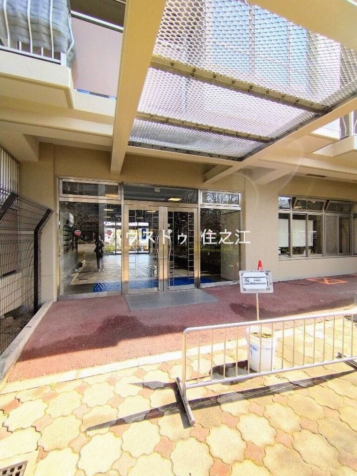 ★こちらのエントランス以外にもマンションの出入口は複数ございますので便利ですね♪