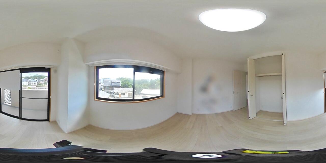 程よい光が入る寝室は、朝の目覚めをやさしくしてくれます。強すぎず、暗すぎず??ちょうどいい明るさがここにあります。