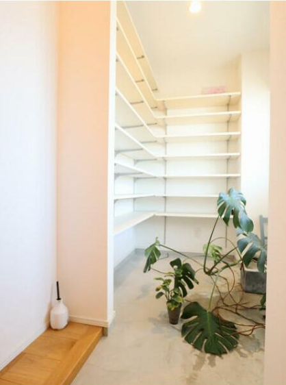 お洒落な 玄関土間収納
たっぷり収納できます。