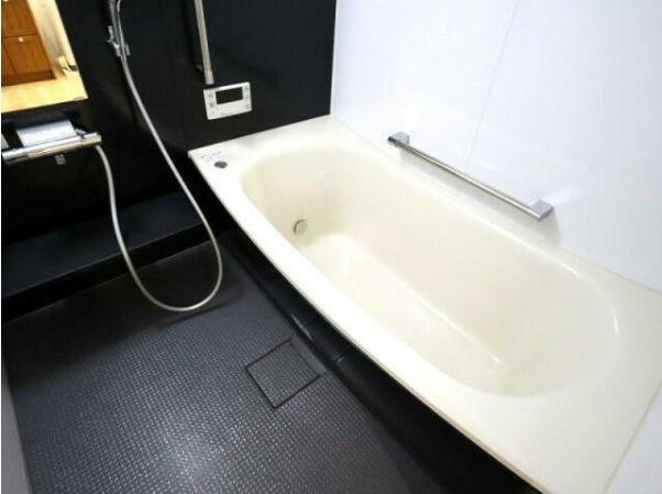 追い炊き機能付き浴室。シックでかっこいい。