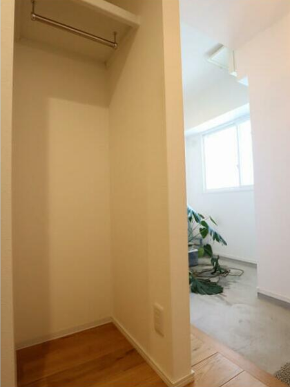 玄関横ハンガーラック 外部に行く時、アウターを掛けておくのに便利です♪