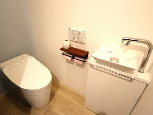 生活感のあるトイレ。
手洗い付き 温水洗浄便座