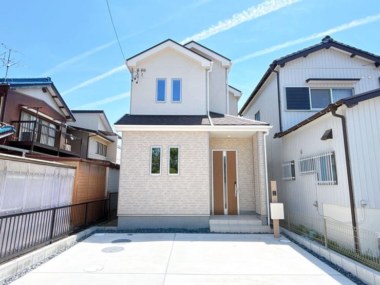 【江南市慈光堂町南】
白い外壁は光を反射し、空間を広く明るく見せる効果があります♪
清潔感と開放感を演出し、爽やかで上品な印象を与えるデザイン!
街並みに映える美しい佇まいが魅力の住まいです!