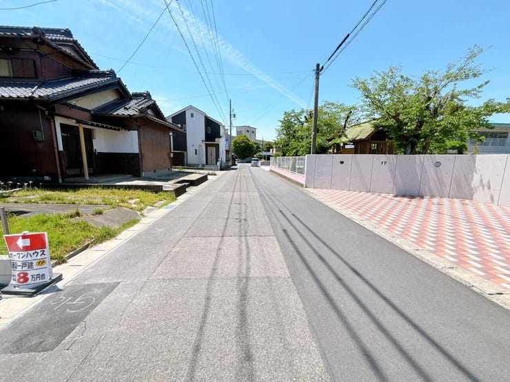 【前面道路】
大型車の通行が少なく、静かで落ち着いた環境が魅力です♪
小さなお子さんがいるご家庭でも安心して暮らせます!
車がスピードを出しにくく、交通事故のリスクも低減される安全な住環境です!
