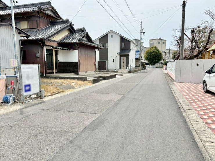 車がスピードを出しにくいため、交通事故のリスクが低減されます。歩行者や自転車が安全に通行しやすい環境です!