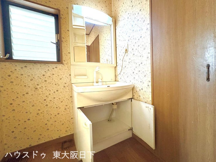 洗面台:収納力のある洗面台です。ご家族分の歯ブラシや、ママのお化粧品などがスッキリ収納できます♪洗面所にまとめて収納できるので朝の支度もスムーズに進みますね!