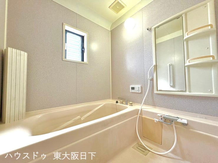 浴室:ゆったり足の延ばせる浴槽で一日の疲れを癒すバスタイムを実現!冬に嬉しい追い焚き機能付きでいつでも適温のお風呂に入れます♪