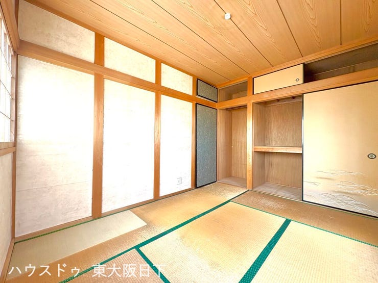 3階和室6帖:洋室とはまた違った良さがある和室。畳の香りに癒され、和の空間を感じることのできる落ち着きある一部屋です。障子からこぼれる光も優しく心穏やかになる空間です♪