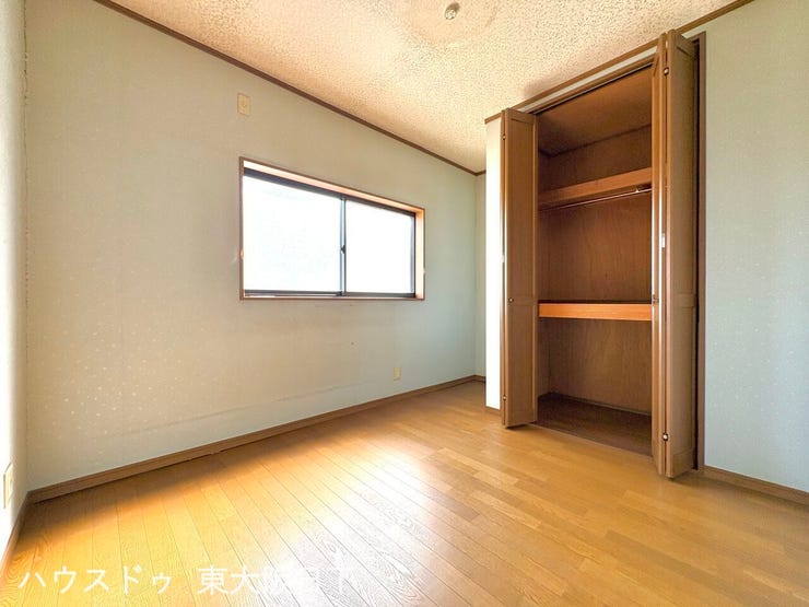3階洋室5帖:収納完備、窓付きのお部屋です。書斎や子供部屋としても使いやすそうですね♪