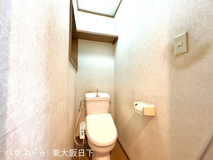 トイレ:1年を通して快適に使用できる温水洗浄便座機能付きトイレです。手洗いタンク付きで、使用後すぐに手を洗うことができます!