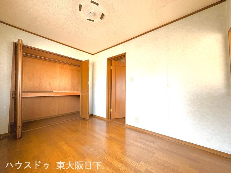 1階洋室6帖:収納力豊富なクローゼット付き6帖洋室。落ち着いた木目調フローリングと白を基調とした内装で、居心地の良い空間を演出。シンプルな室内は家具のレイアウトも自由自在です!