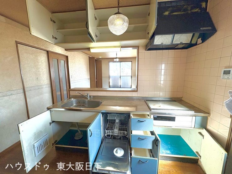 2階キッチン:キッチンは対面式キッチンで、お料理をしながらリビングの様子が見えます。シンク下収納はスライド式の為、奥にしまい込んだ調理器具等の取り出しもスムーズに行えるため、調理がはかどりそうです♪