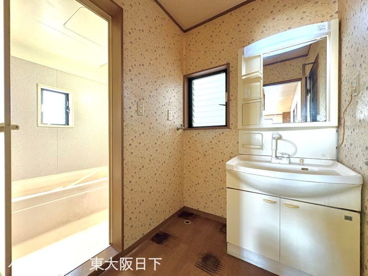 洗面所:朝の準備が楽にできる独立洗面台です。身支度やお風呂上がり、寝る前の準備などの際に嬉しい大きな鏡付きです!