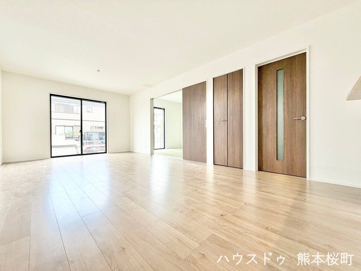 ■安らぎと笑顔の中心地■陽光が優しく降り注ぎ、会話が自然と弾む。ここでは、毎日が特別な時間へと変わります。