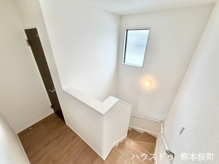 ■暮らしを繋ぐ、明るい動線■採光窓から光が差し込み、足元を優しく照らす。安全で快適な、家族の生活を支える縦の繋がりです。