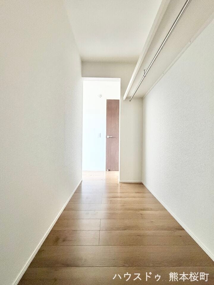 ■2階7.7帖洋室WIC■衣類から小物まで一ヶ所に集約。整理整頓がしやすく、毎日のコーディネートが楽しくなるゆとりの収納です。