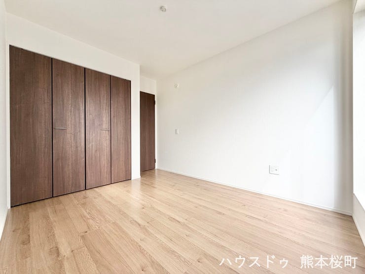 ■2階5.5帖洋室■寝室、書斎、趣味の部屋。家族の成長やライフスタイルに合わせ、様々な使い方ができる快適な空間です。