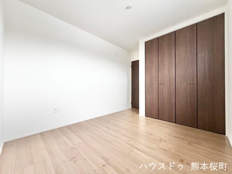 ■2階5.2帖洋室■寝室、書斎、趣味の部屋。家族の成長やライフスタイルに合わせ、様々な使い方ができる快適な空間です。