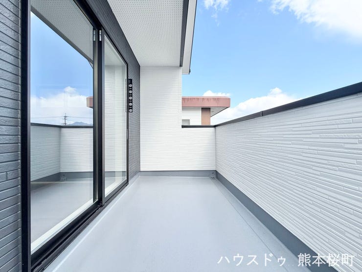 ■空の下の開放的な特等席■日光浴や読書、外の空気を感じながらリフレッシュ。暮らしを豊かにする、もう一つの心地よい空間です。