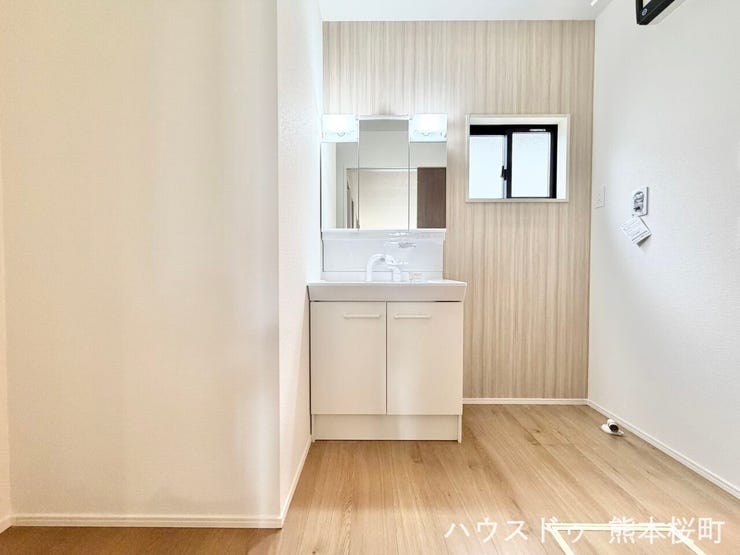 ■清々しいリフレッシュ空間■自分を磨き、気持ちを切り替える。心地よい光が差し込むプライベートスペース。