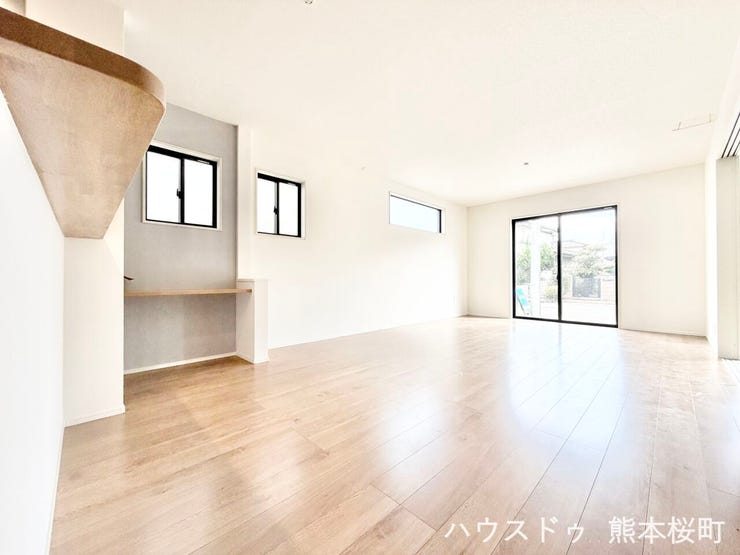 ■安らぎと笑顔の中心地■陽光が優しく降り注ぎ、会話が自然と弾む。ここでは、毎日が特別な時間へと変わります。