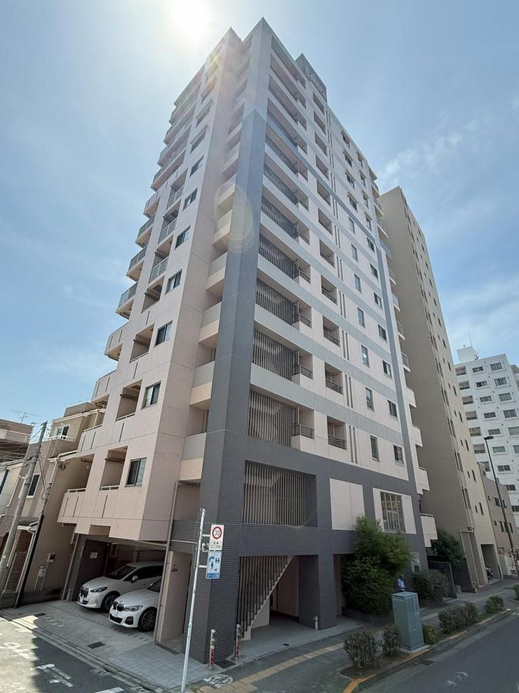 【外観】
スタイリッシュな外観が魅力のマンション。高層階ならではの開放感と、整った住環境が暮らしの質を高めます。