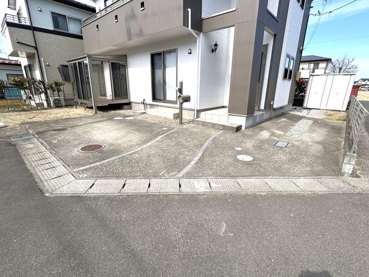お車の出し入れもスムーズにできる駐車スペース