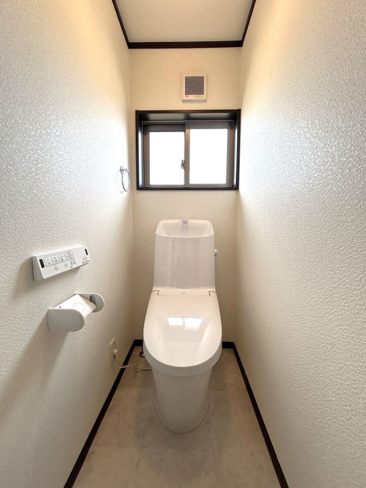窓を設けた明るいトイレ