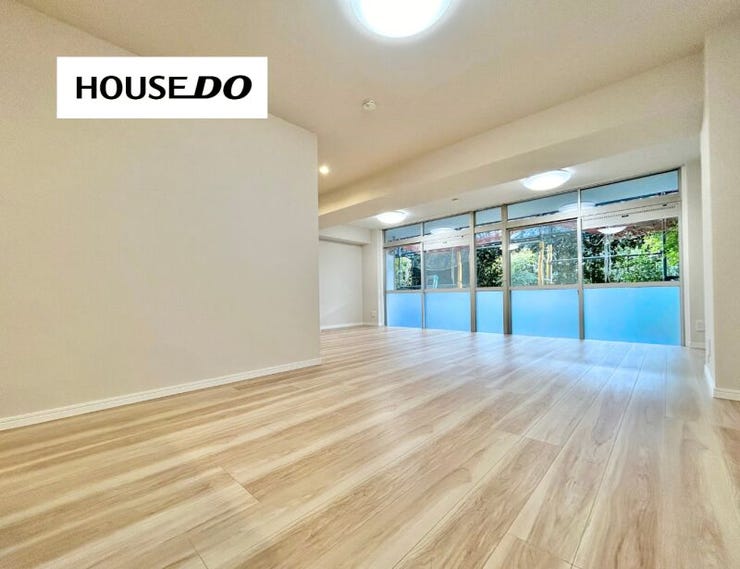 大きな開口部からやわらかな光が差し込む、明るい空間。朝の時間も、くつろぎの夜時間も、気持ちよく過ごせそうです。