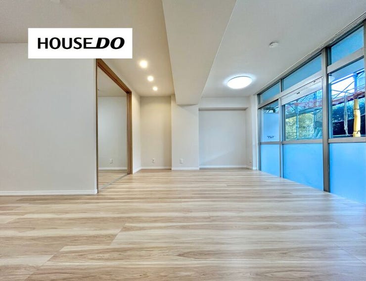 大きな開口部からやわらかな光が差し込む、明るい空間。朝の時間も、くつろぎの夜時間も、気持ちよく過ごせそうです。