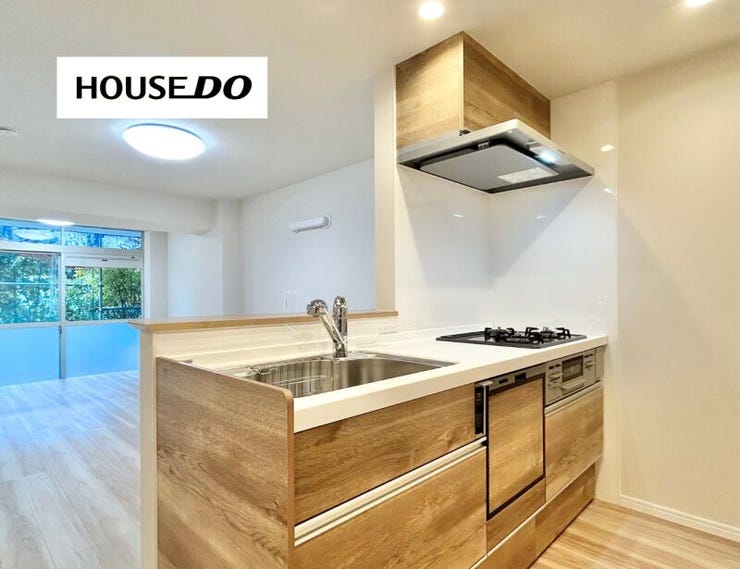 木目調のやさしいデザインが空間になじむ対面キッチン。お料理をしながらリビングにいるご家族の様子が見えるのも嬉しいポイントです。