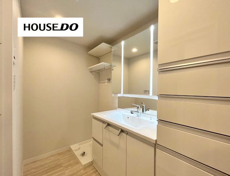 収納力のある洗面台で、タオルや日用品もすっきり整理。朝の身支度から夜のスキンケアまで、気持ちよく使える空間です。